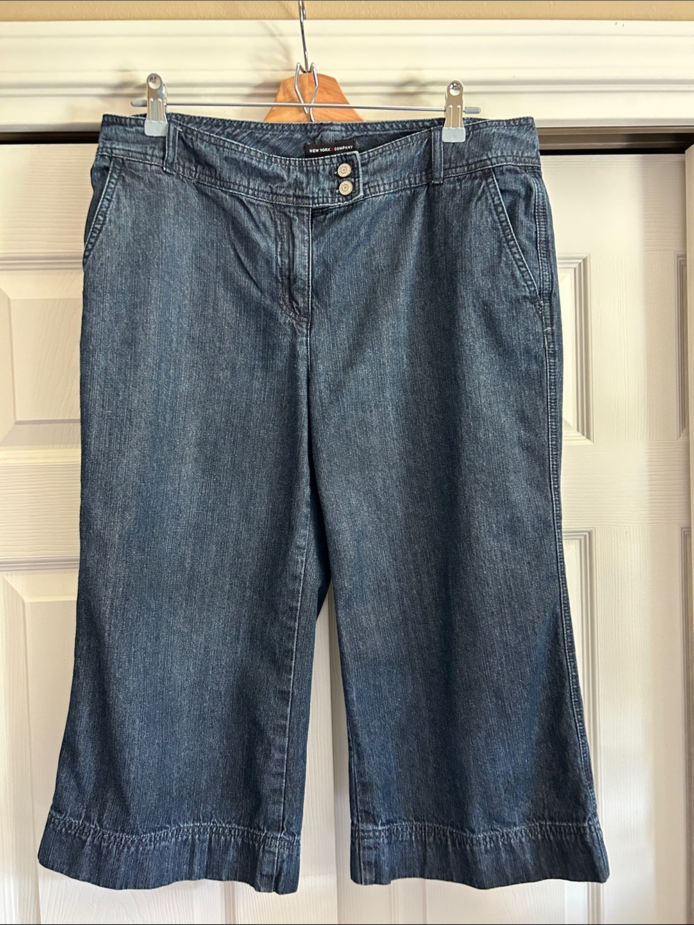 Women's Dark New York & Company Blur Denim Capri Jeans Size 10